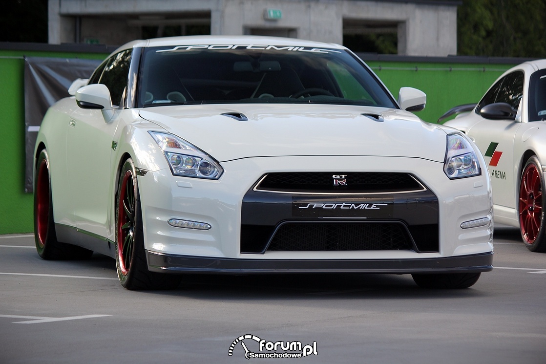 Nissan GTR, przód