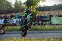 Stunt motocyklowy, akrobacje na stojąco i na jednym kole