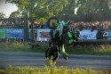 Stunt motocyklowy, pionowo na jednym kole