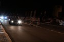 Parada samochodów przed startem w nocy