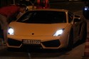 Żółty Lamborghini Gallardo w nocy