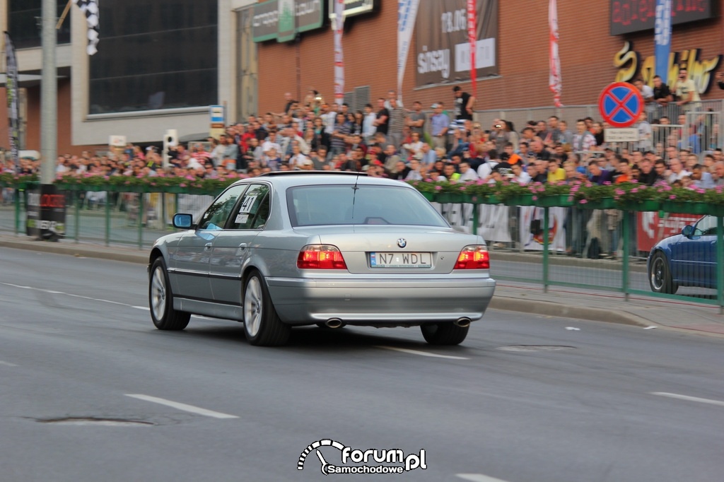 BMW 740 - 286 KM, 400 NM vs. honda Civic