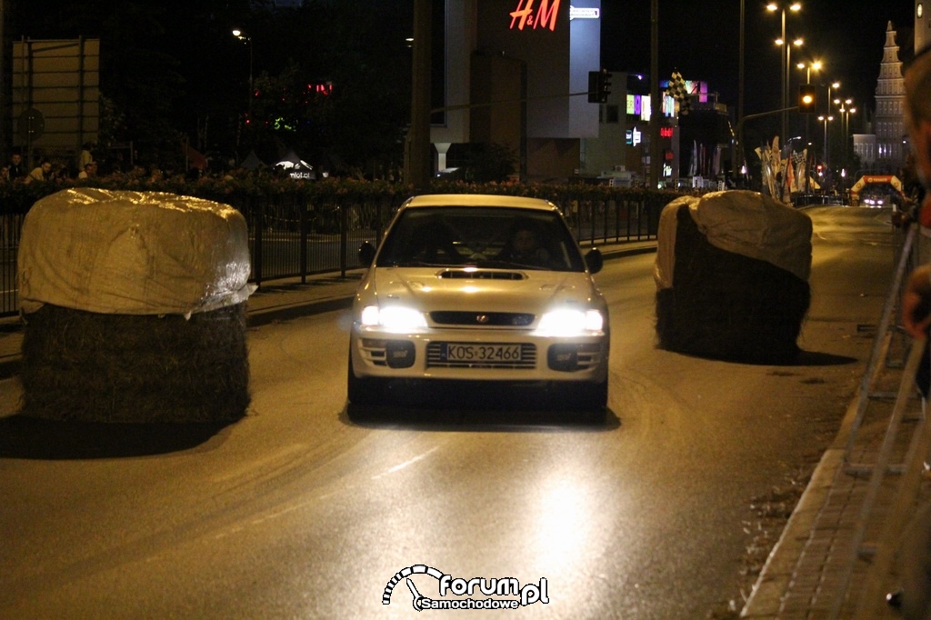 Nocne wyścigi na Piłsudskiego w Olsztynie, Subaru zdjęcie