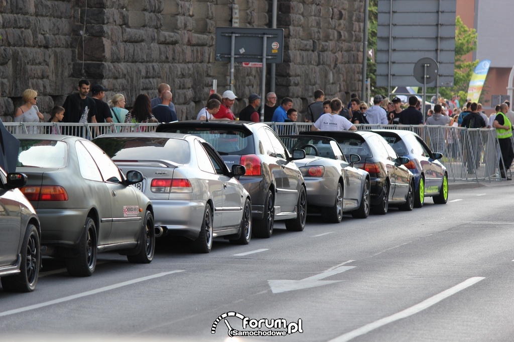 Samochody przed kolejną rundą wyścigu na 1-8 mili