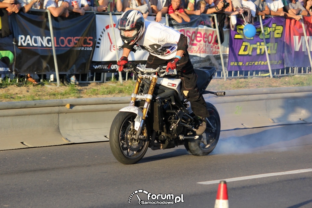 Palenie gumy podczas jazdy na motorze, pokazy kaskaderskie