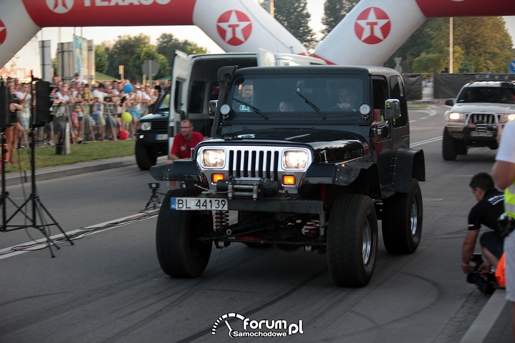 Jeep Wrangler 4.0L, podczas startu w wyścigach równoległych