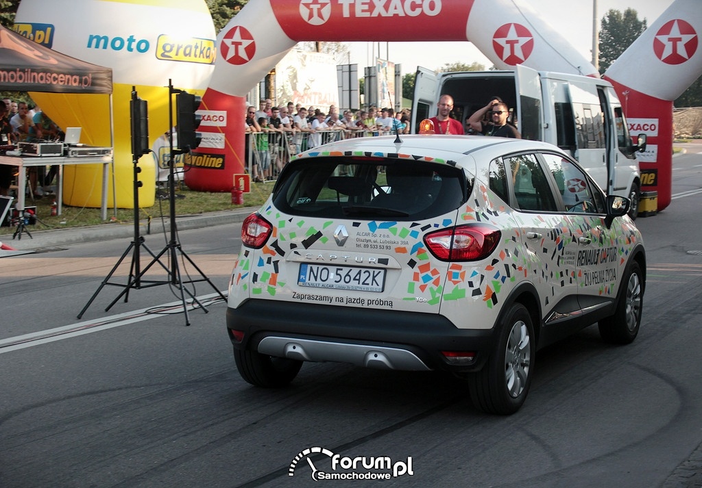 Renault Captur oklejony przez dzieci