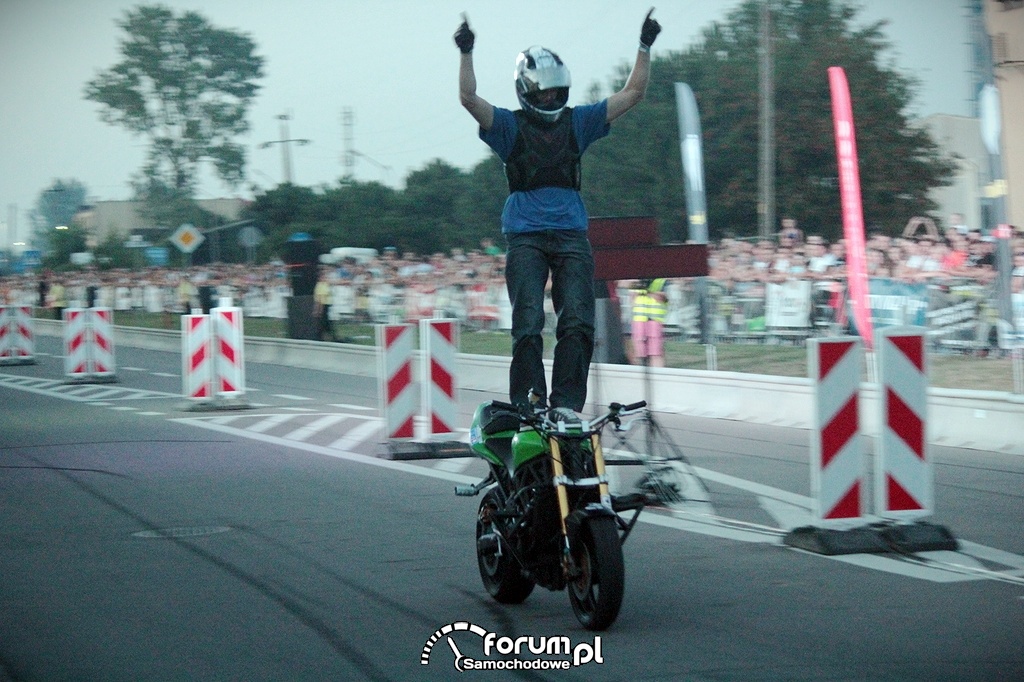 Stunt motocyklowy, jazda na stojaka na baku