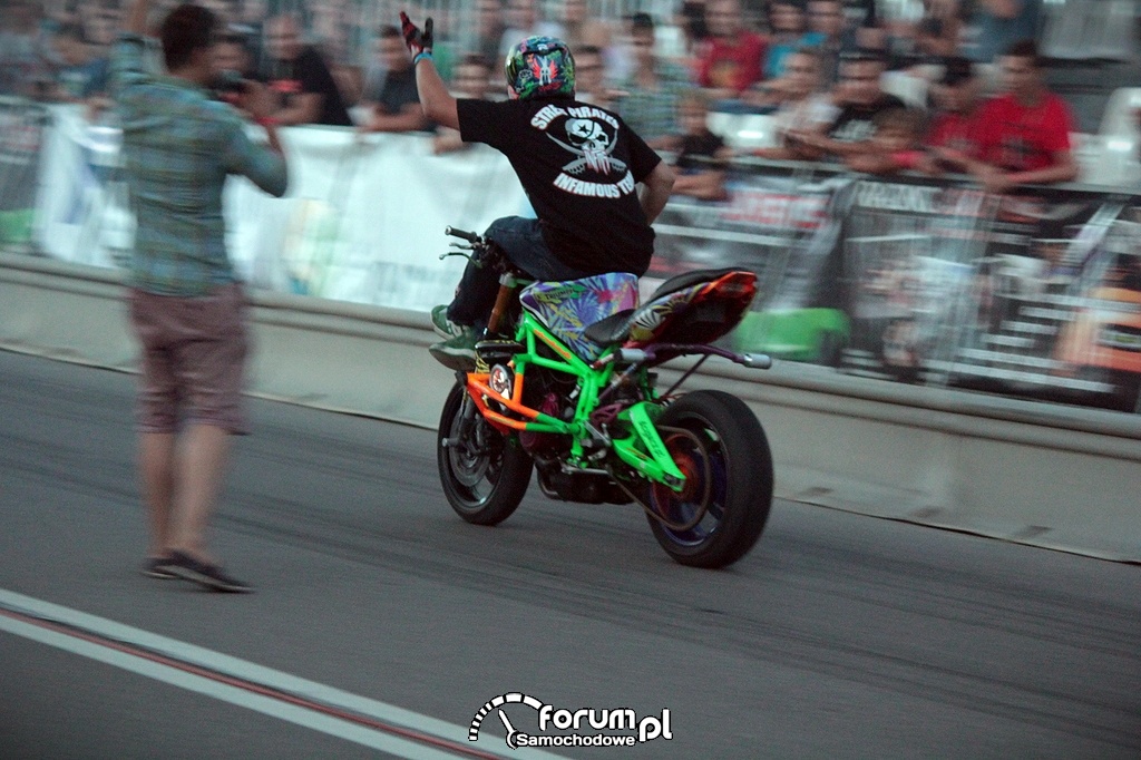 Stunt motocyklowy, jazda z nogami na kierownicy, 2