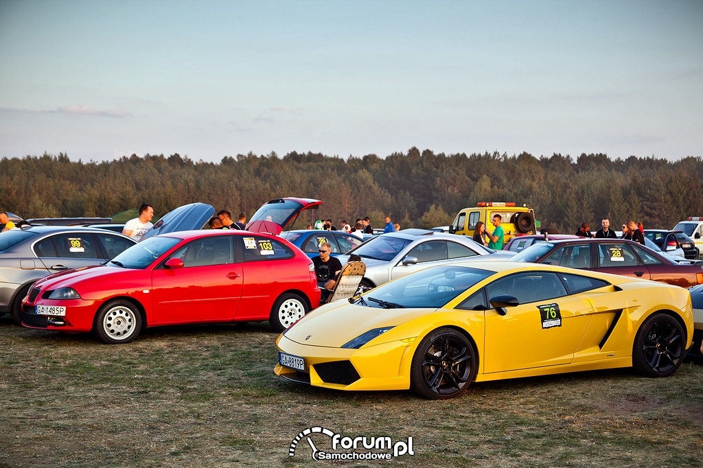 Parking dla samochodów uczestniczących w wyścigach