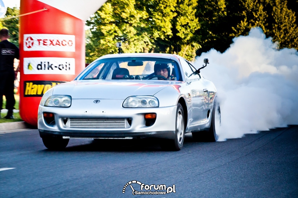 Toyota Supra, palenie gumy i rozgrzewanie opon