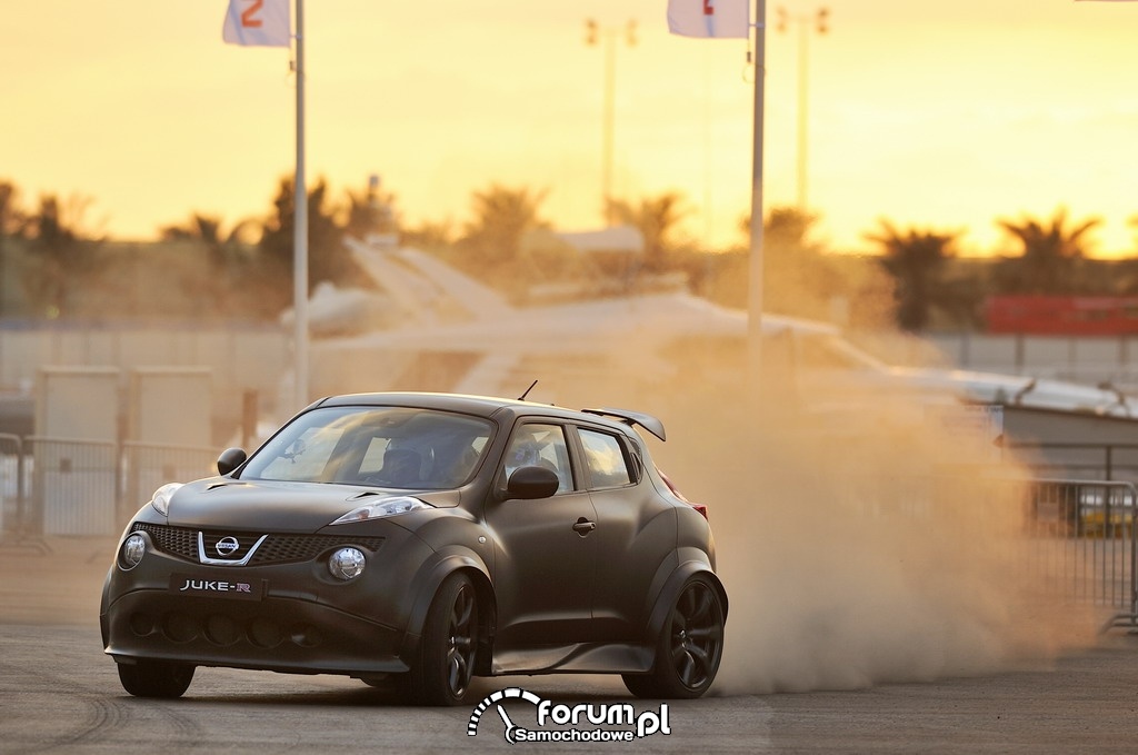 Nissan Juke-R vs supercar Dubai street challenge 2012, 3