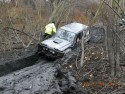 Głębokie błoto i koleiny to dla Nissana z wyciągarką nie problem