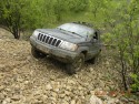 Jeep Grand Cherokee wjeżdża po stromym kamienistym zboczu