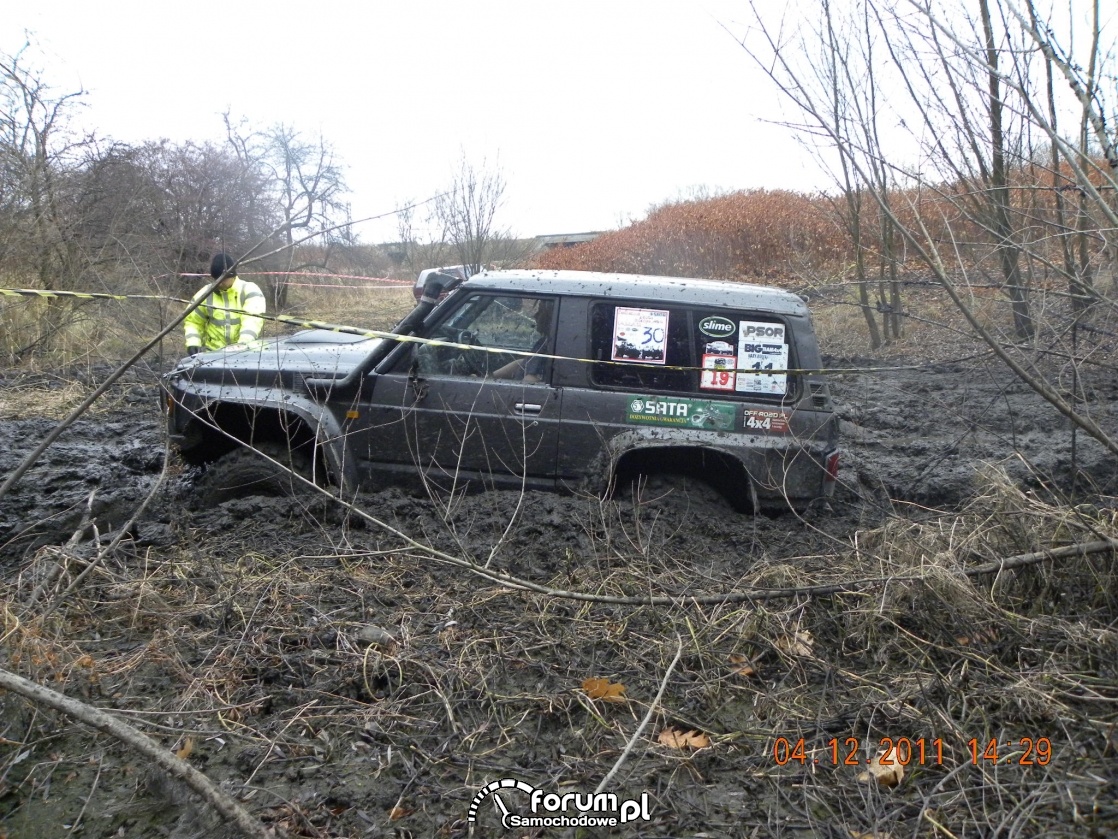 Nissan Patrol całe koła w błocie, off-road