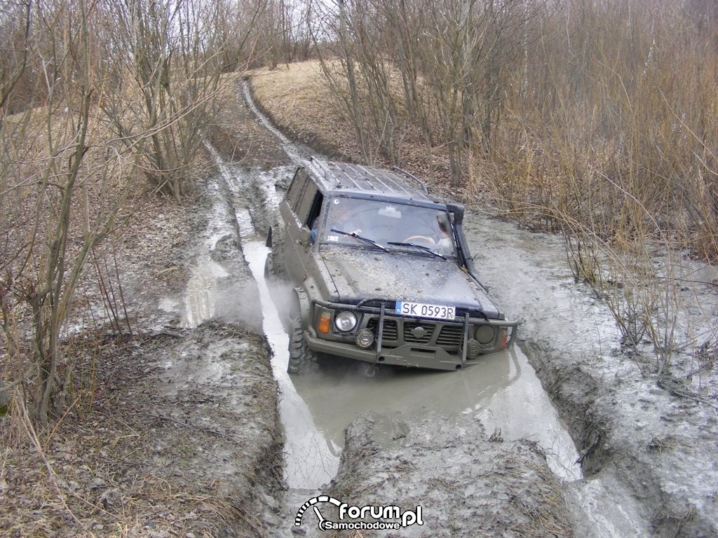 Nissan Patrol GR, przeprawa przez błoto i koleiny