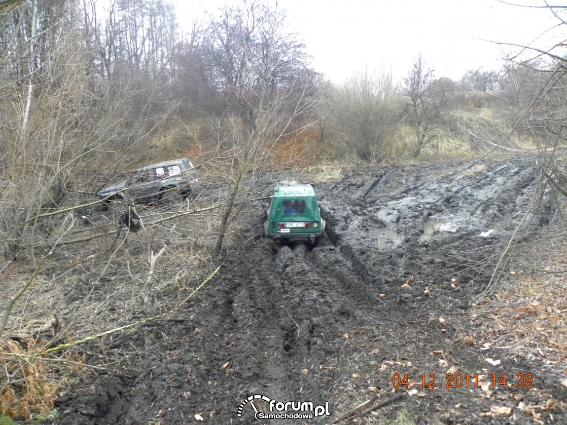 Przejazd przez błoto, samochody terenowe