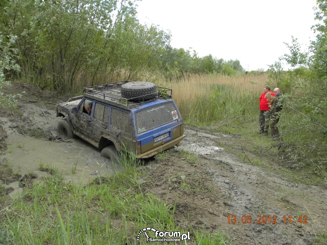 Przeprawa błotna Jeep Cherokee