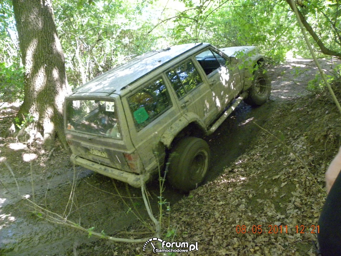 Przeprawa off-roadowa przez las