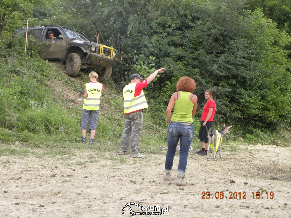 Sedzia off-road i zawieszony samochód terenowy