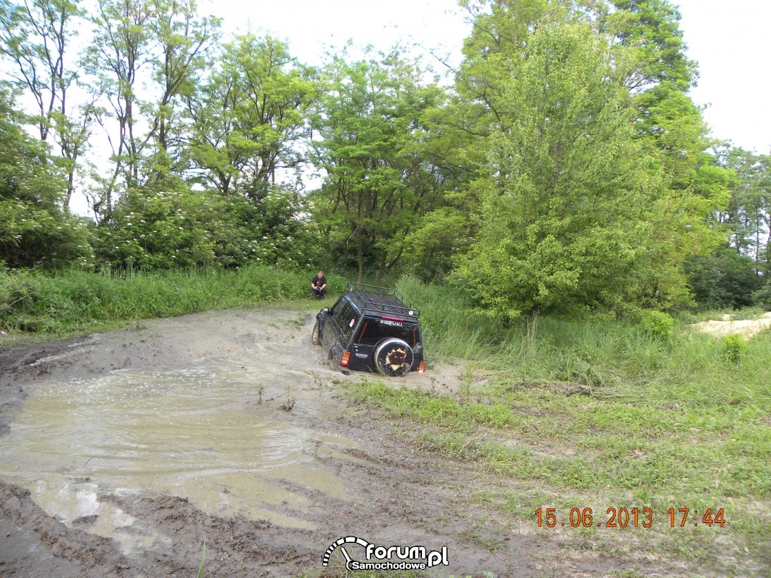 Suzuki Vitara w głębokim błocie