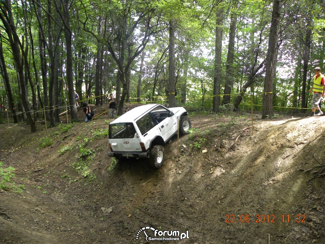 Suzuki Vitara w leśnym off-road