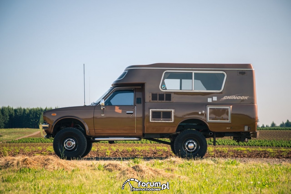 Toyota Hilux Chinook 4×4, kamper, bok