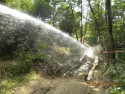 Uzupełnianie wody w koleinach przez Strażaków