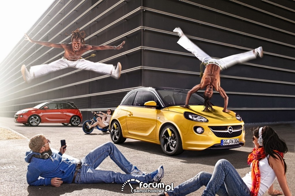 Opel ADAM na ścianie budynku przy stacji Metro Politechnika