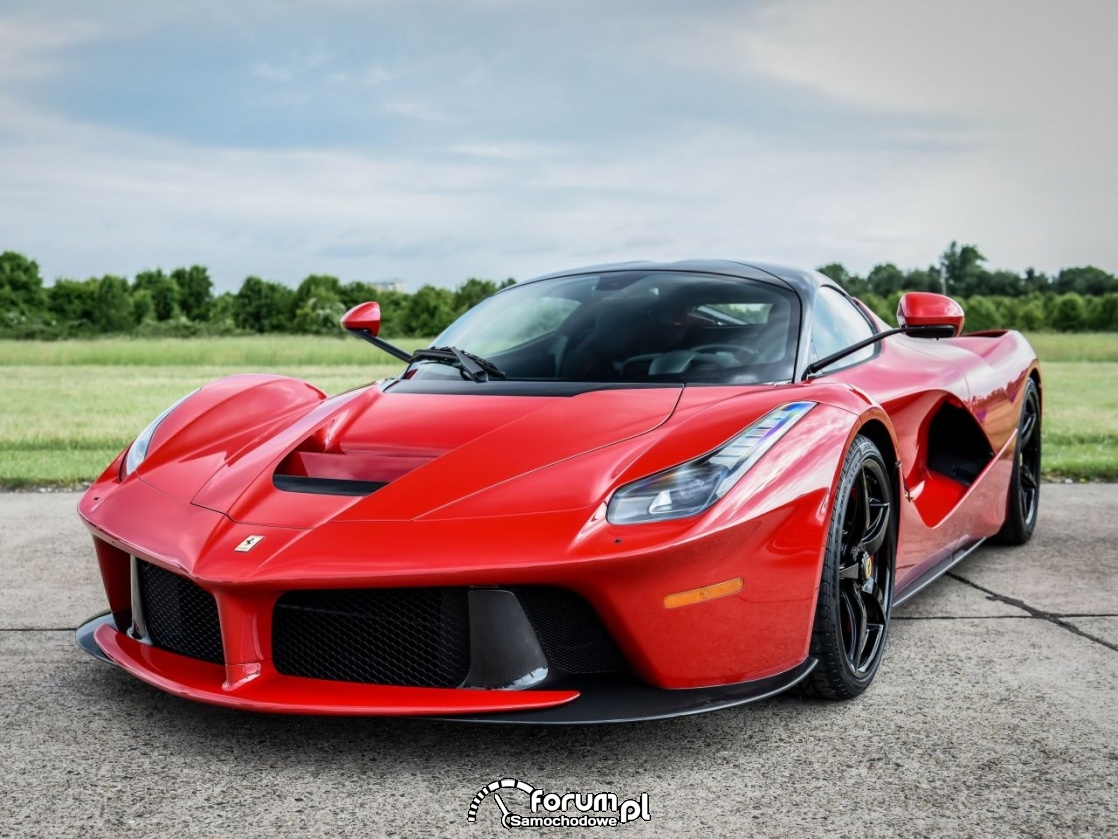 Ferrari LaFerrari hybrid - 2,7 sek., 950 KM