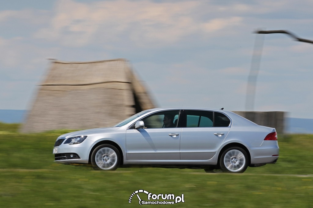 Skoda Superb Limuzyna, bok, 2013