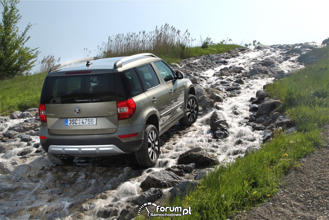 Skoda Yeti w trudnym terenie, podjazd po stromym zboczu