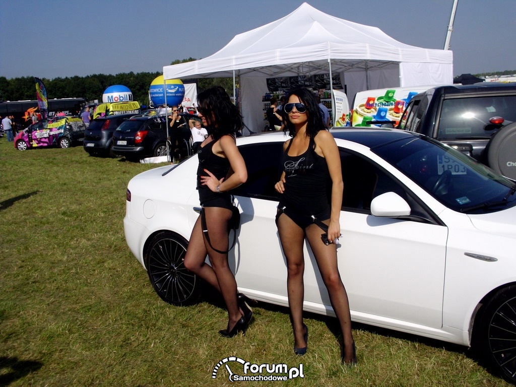 Dziewczyny i Alfa Romeo