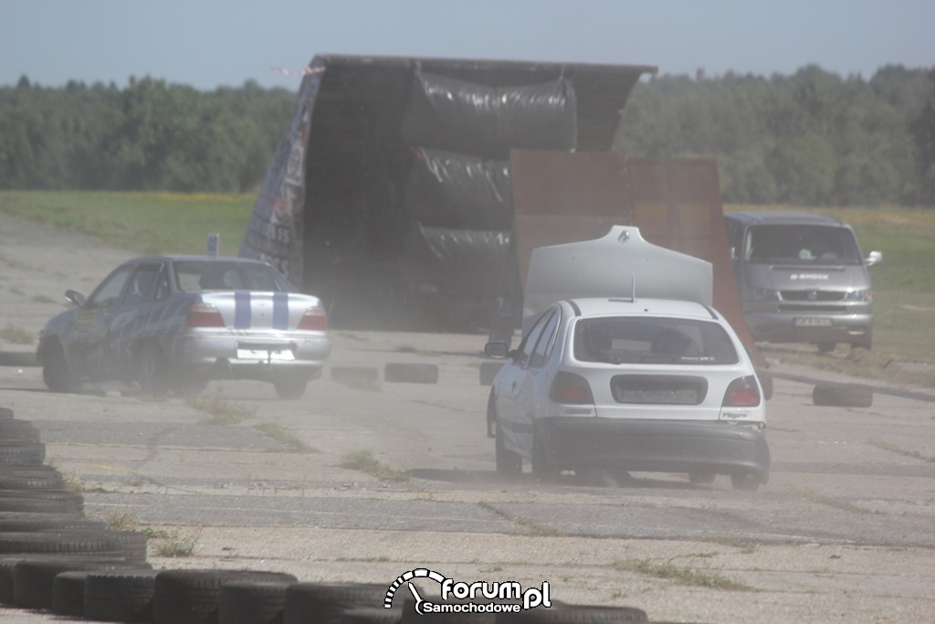 Renault Megane z otwartą maską, Wrak Race