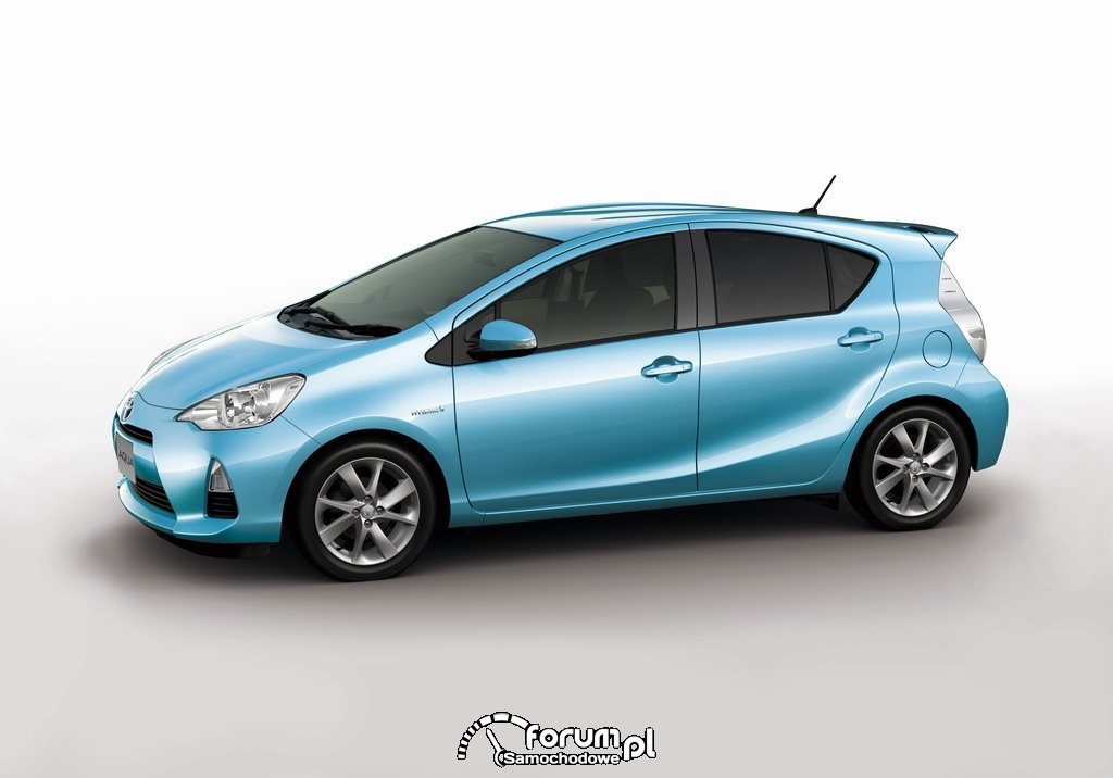 Toyota AQUA kompaktowy pojazd hybrydowy 1