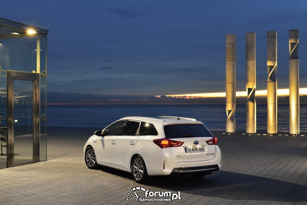 Toyota Auris Touring Sports pierwsze w pełni hybrydowe kombi