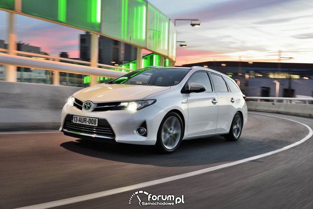 Toyota Auris Touring Sports pierwsze w pełni hybrydowe kombi