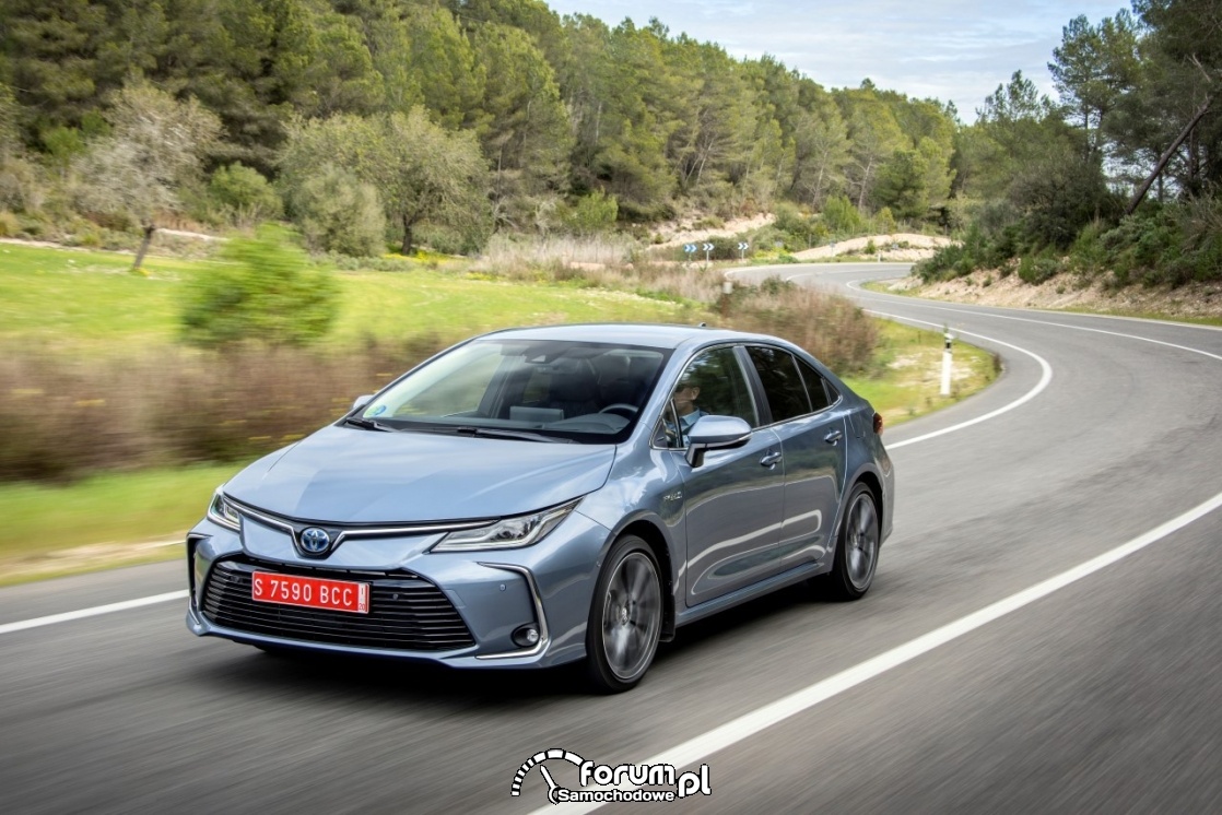 Toyota Corolla sedan, hatchback i TS kombi