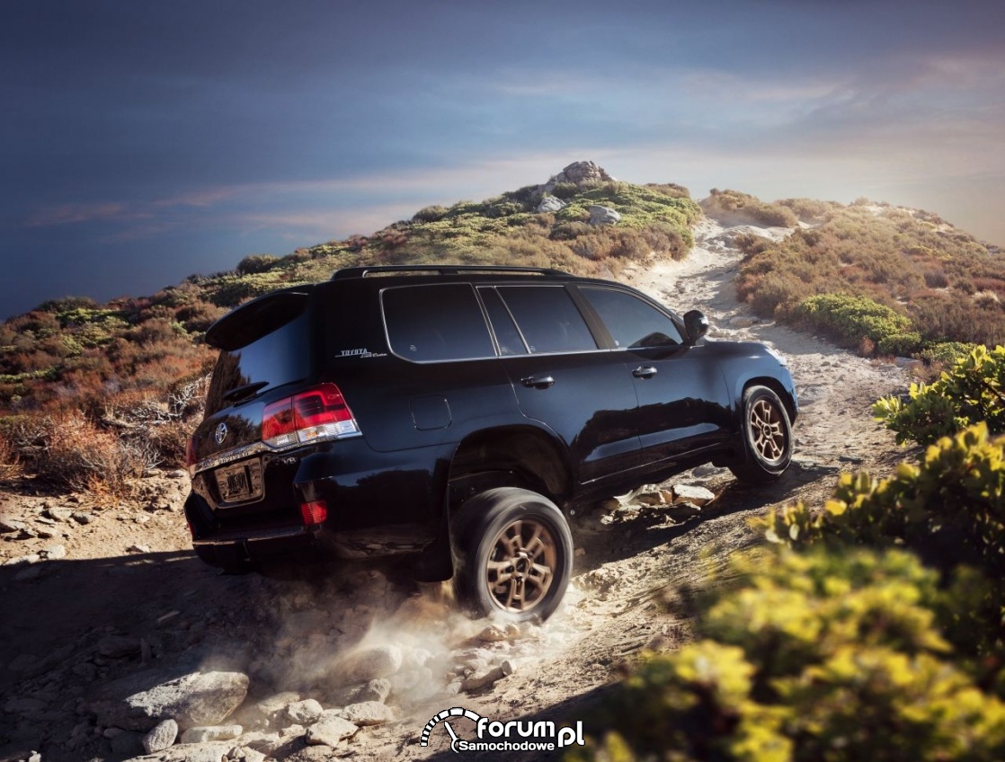 Toyota Land Cruiser 300 – silnik V6 i napęd hybrydowy