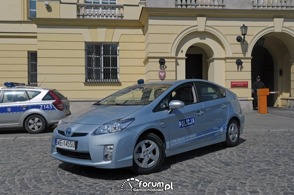 Toyota Prius PHV - Policja - samochód hybrydowy