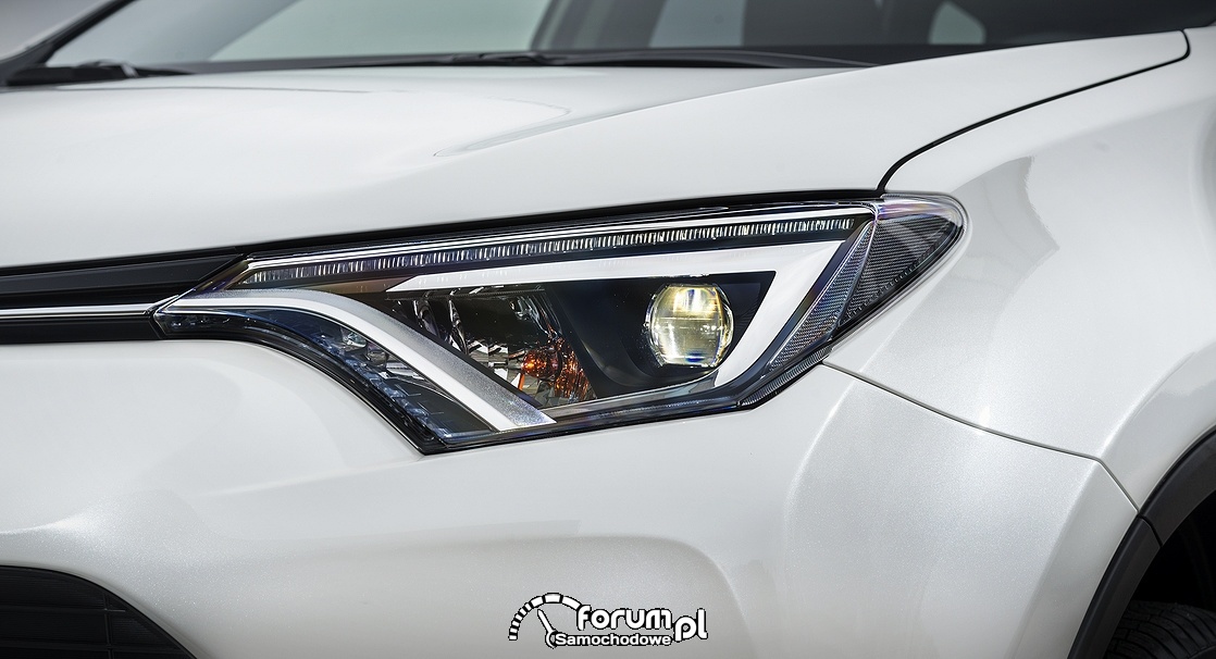 Toyota RAV4 Hybrid, przednie lapmy LED