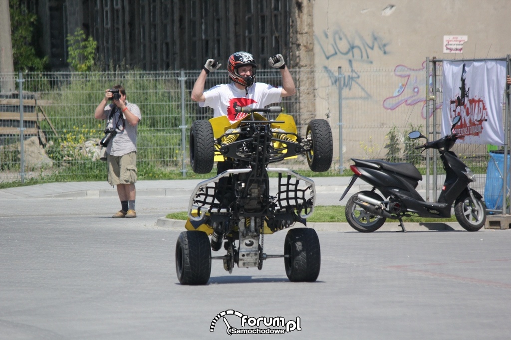 Stunt na quadzie, jazda na dwóch kołach bez trzymanki