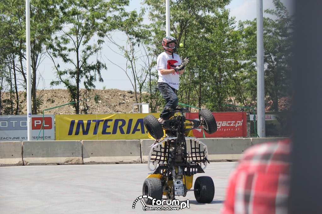 Stunt na quadzie, pionowa jazda na dwóch kołach