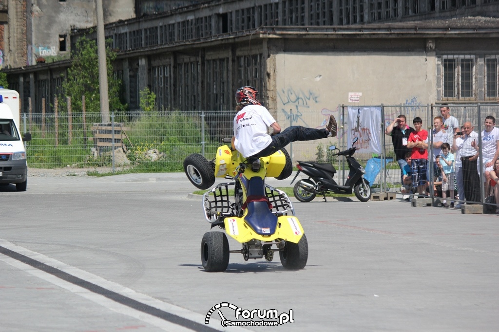 Stunt na quadzie, pokazy akrobatyczne z nogą w górze