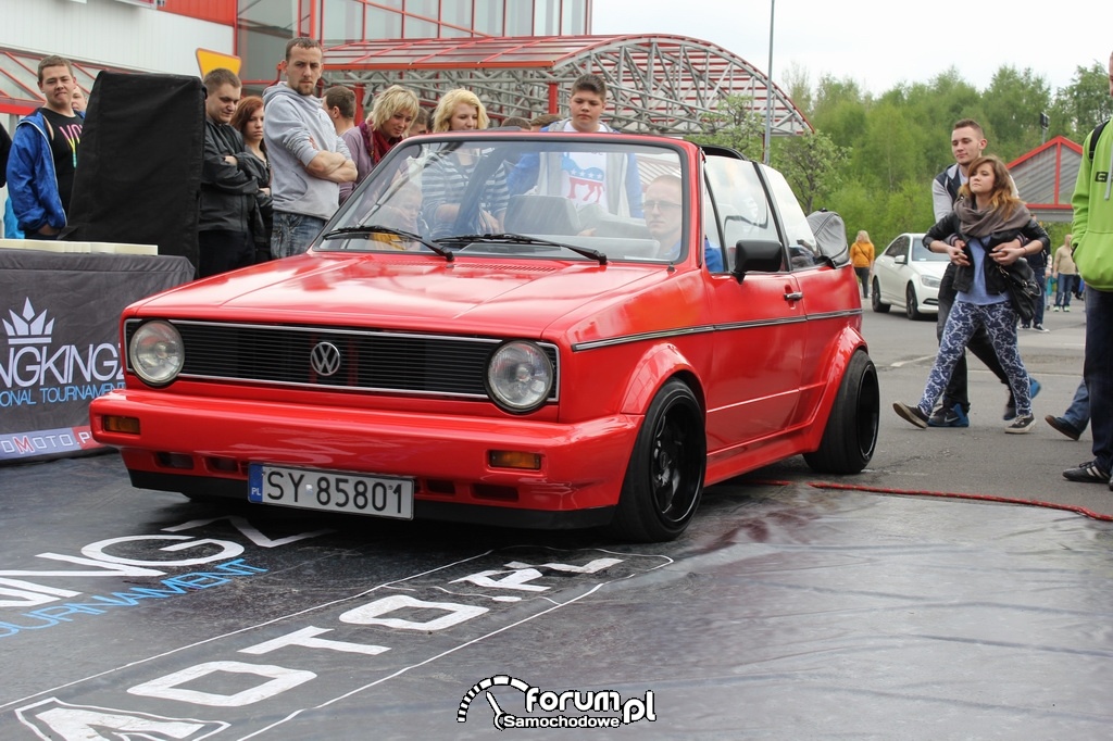 Czerwony Volkswagen Golf I Cabrio z czarnymi alusami