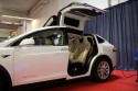 Tesla Model X 90D, otwierane drzwi do góry