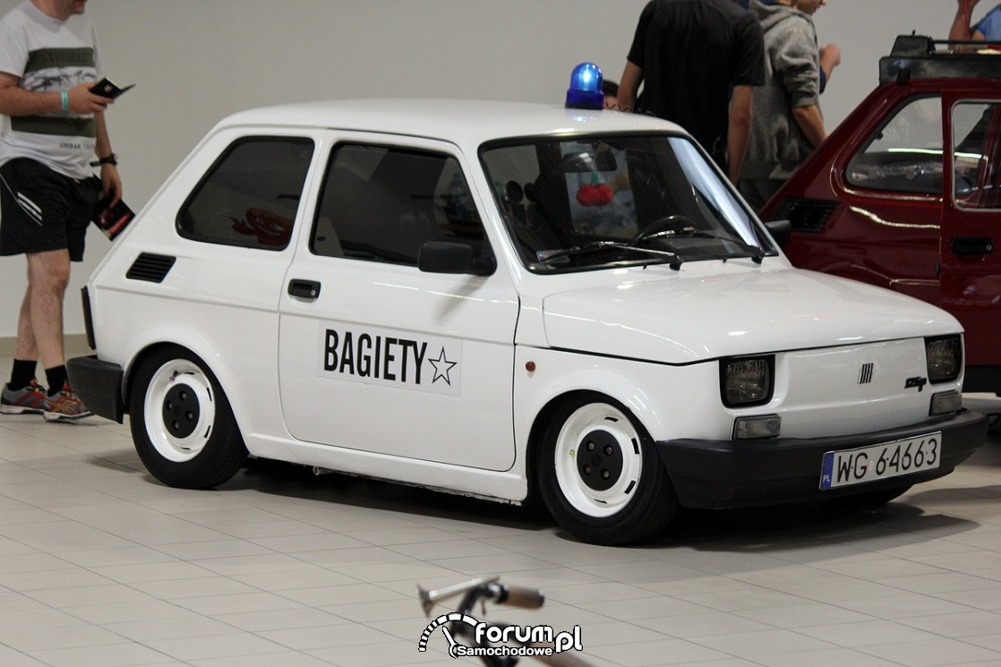 Fiat 126p z kogutem na dachu