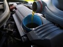 Nalewanie oleju do silnika