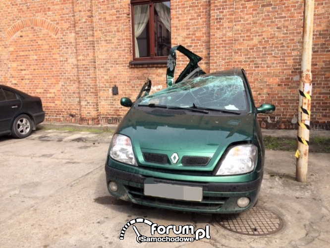 Rozbity Renault Scenic