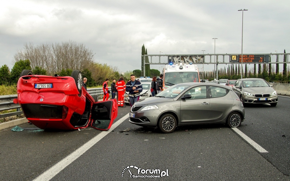 Widzisz wypadek na drodze? Oto, co należy zrobić, a czego unikać